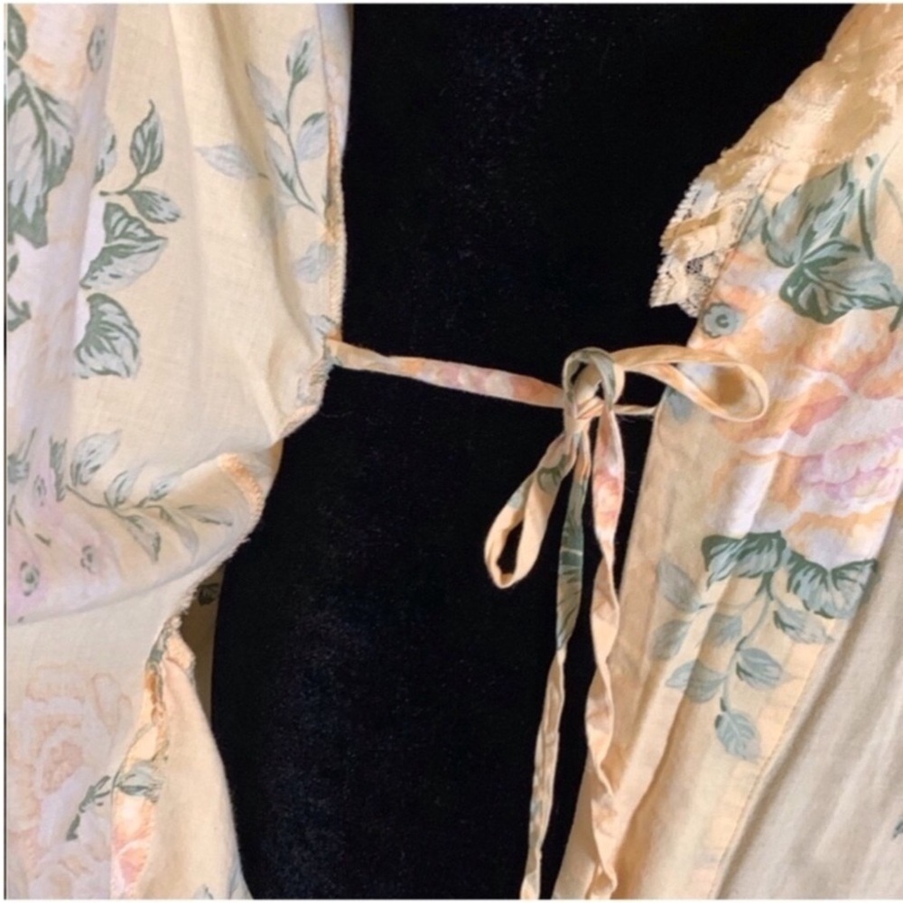 Vintage Victoria’s Secret light yellow long lightweight robe with floral print - Picture 4 of 11